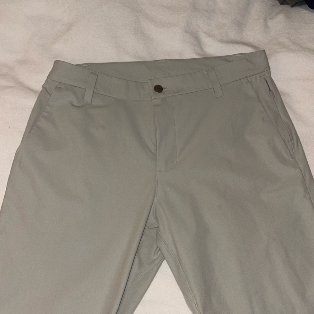 Lululemon Commission Classic 30x30 Light Khaki Warpstreme